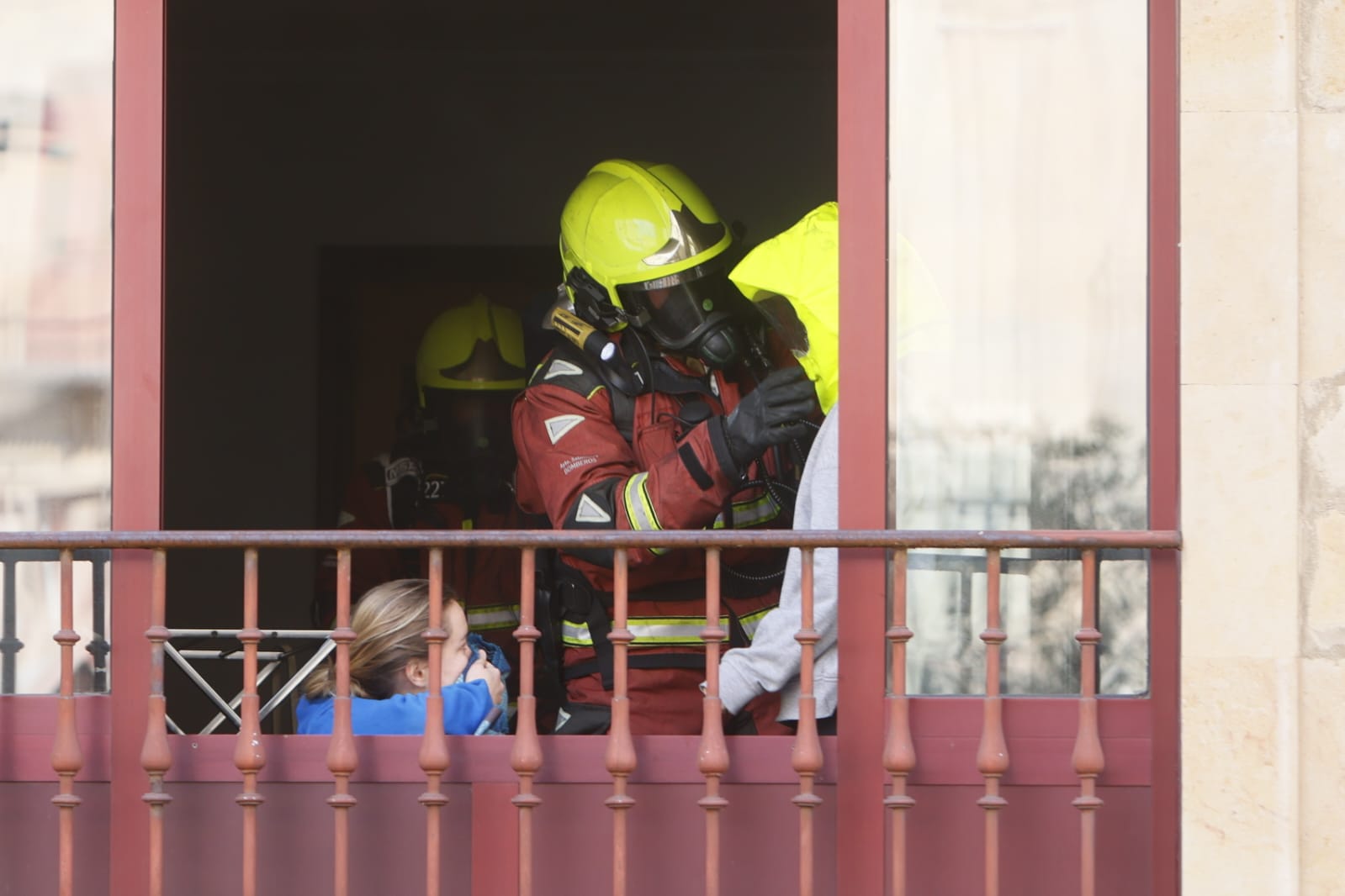 Las espectaculares imágenes del desalojo de los vecinos por el fuego en Maestro Ávila