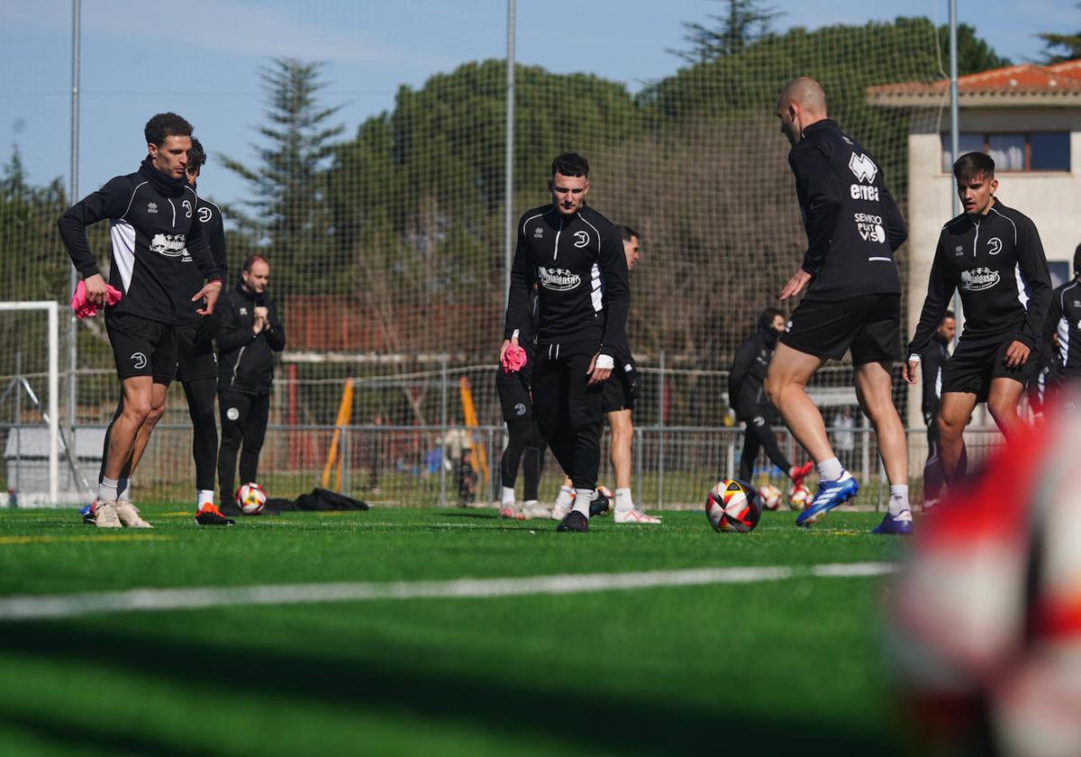 Jordi Tur, Juan Serrano e Ion Etxaniz durante una sesión de entrenamiento en el campo anexo al Reina Sofía.