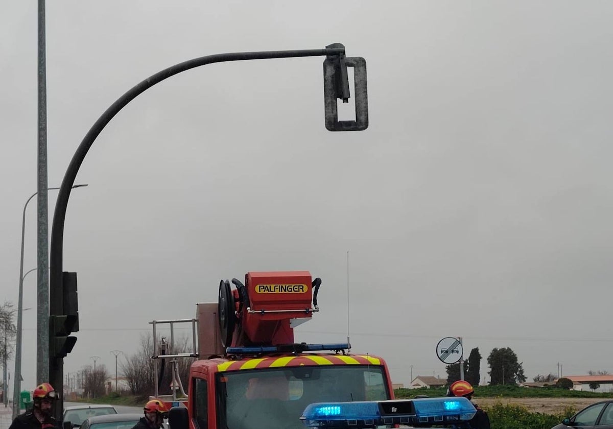 El viento rompe un semáforo en Peñaranda