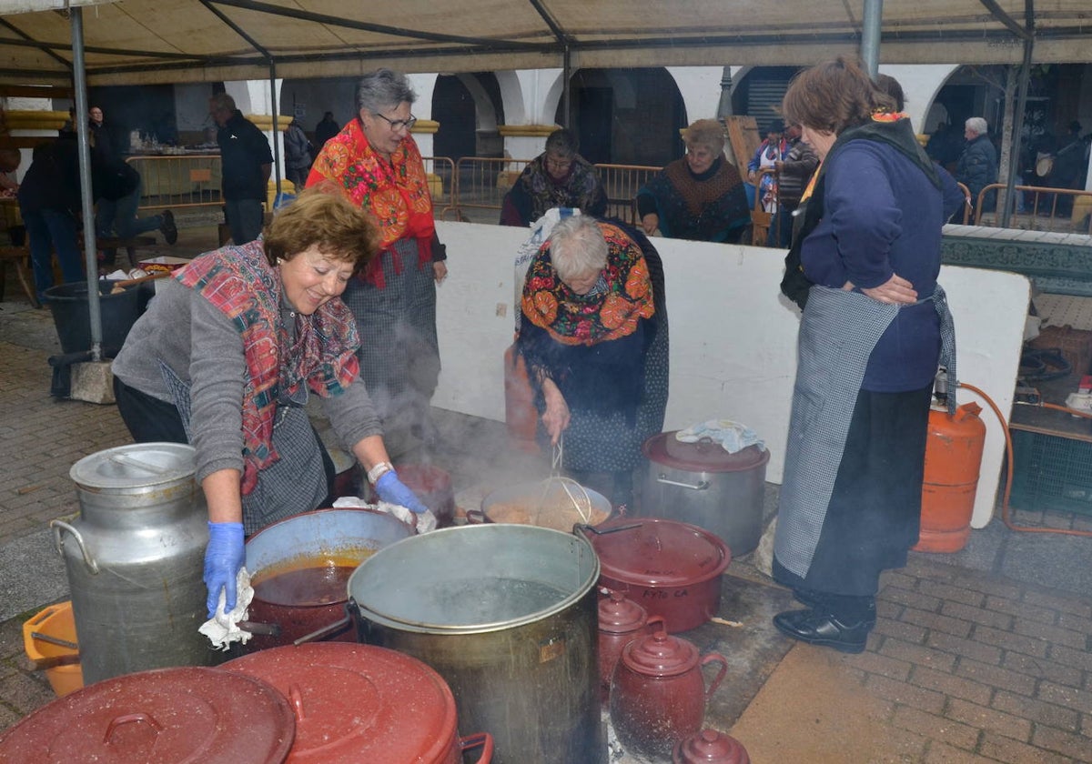 La tradición y el buen comer no faltan en la Feria de Botijeros de Ciudad Rodrigo