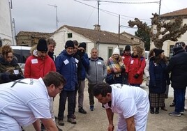 El público siguió con atención el despiece del animal