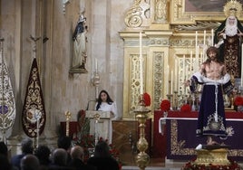 María de los Ángeles, durante su pregón junto a las imágenes de Despojado y Caridad.