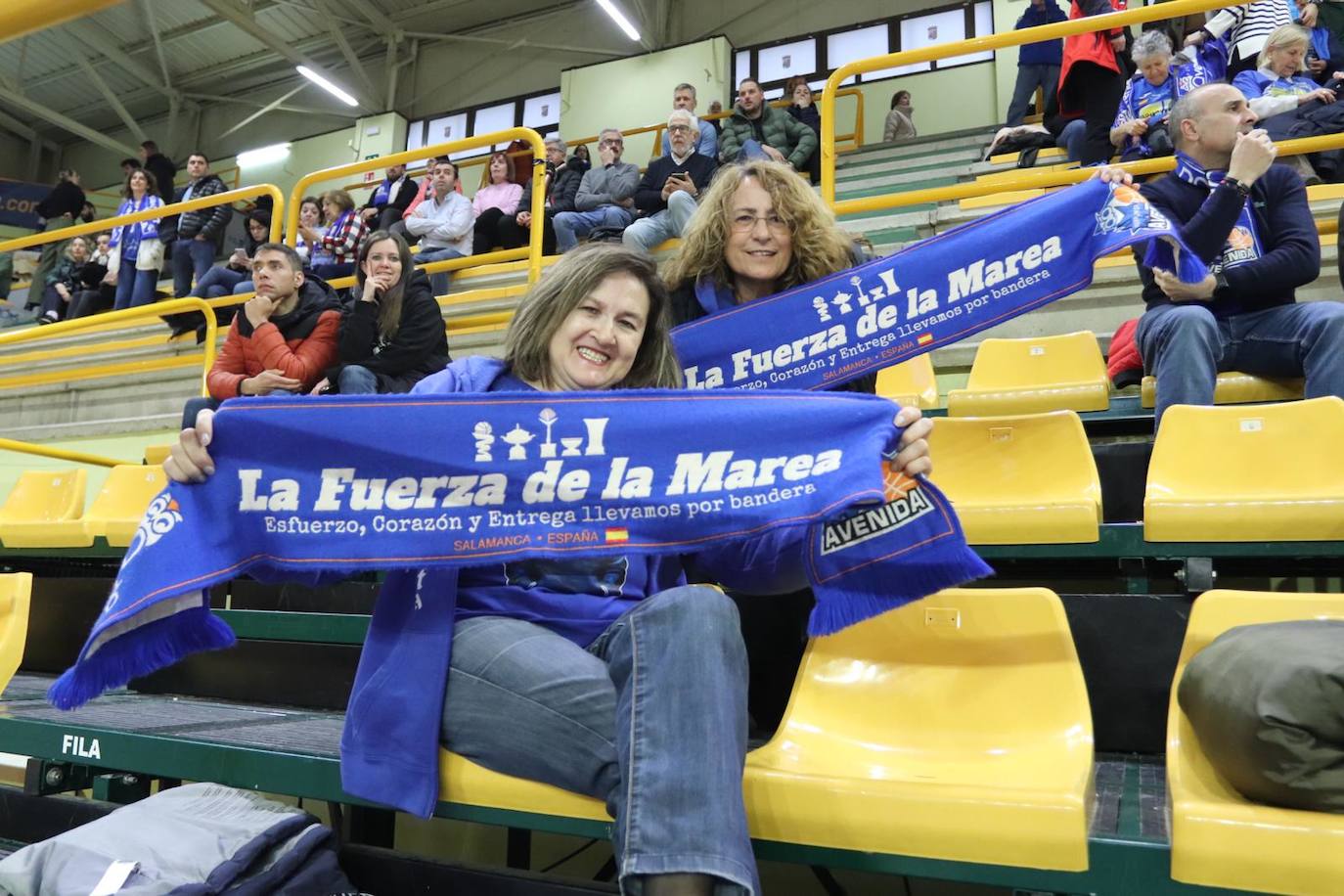 Búscate en la grada del Würzburg en el partido entre el Perfumerías Avenida y el Jairis