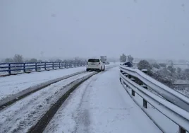 Autovía A-66, entre Mozárbez y Martinamor, cubierta por la de nieve.