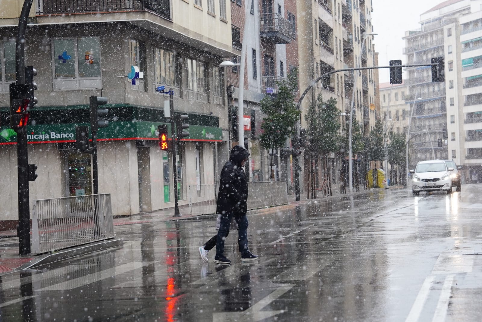 Llega la nieve a una Salamanca en alerta por fuertes vientos