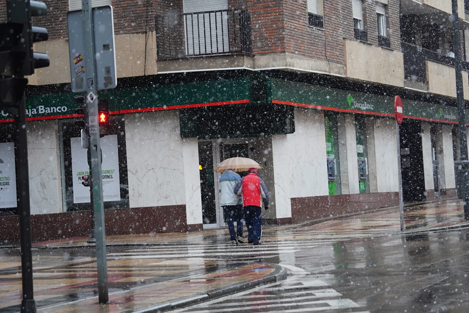 Llega la nieve a una Salamanca en alerta por fuertes vientos