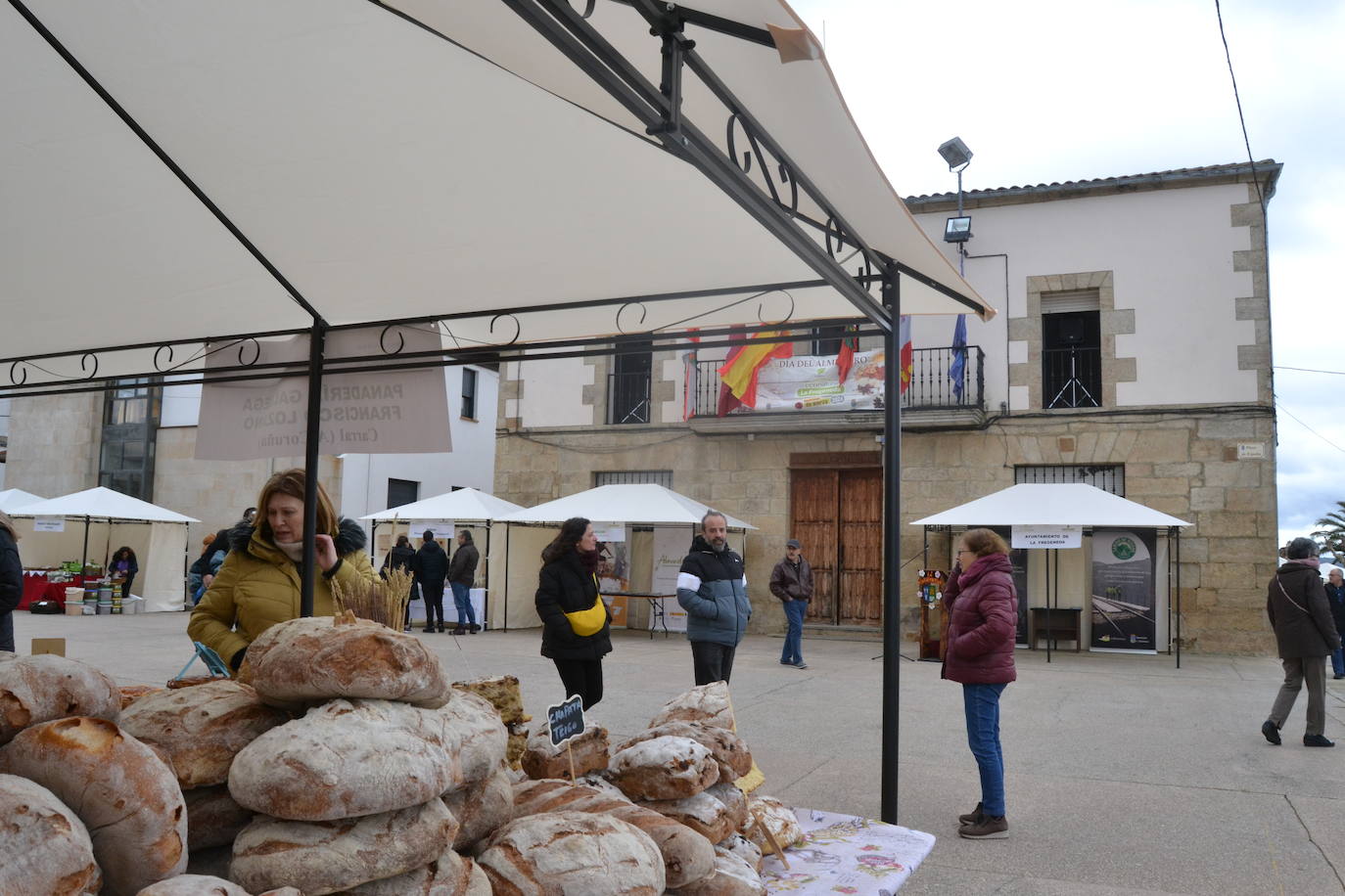 La Fregeneda disfruta del Día del Almendro con visitantes de todos los rincones