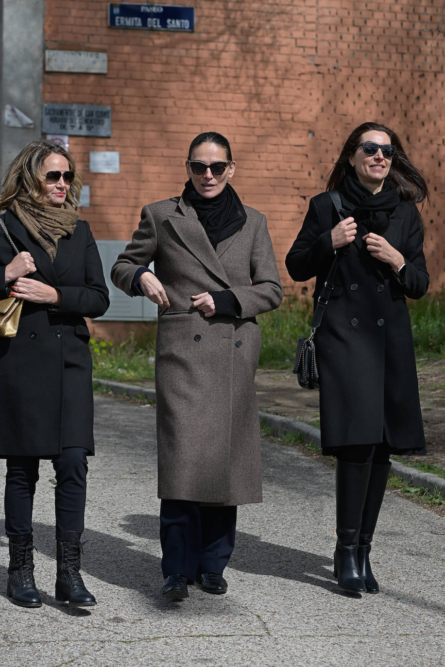 Numerosas caras conocidas le dan el último adiós a Gómez-Acebo, el primo del Rey Felipe VI