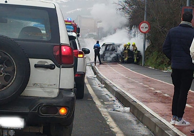 Imagen de coche incendiado a estas horas en la travesía de Béjar.