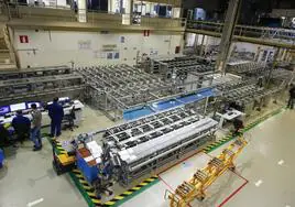 Montaje de barras de aleación de circonio cargadas de pastillas de uranio en el área de mecánica de la fábrica de Enusa en Juzbado.
