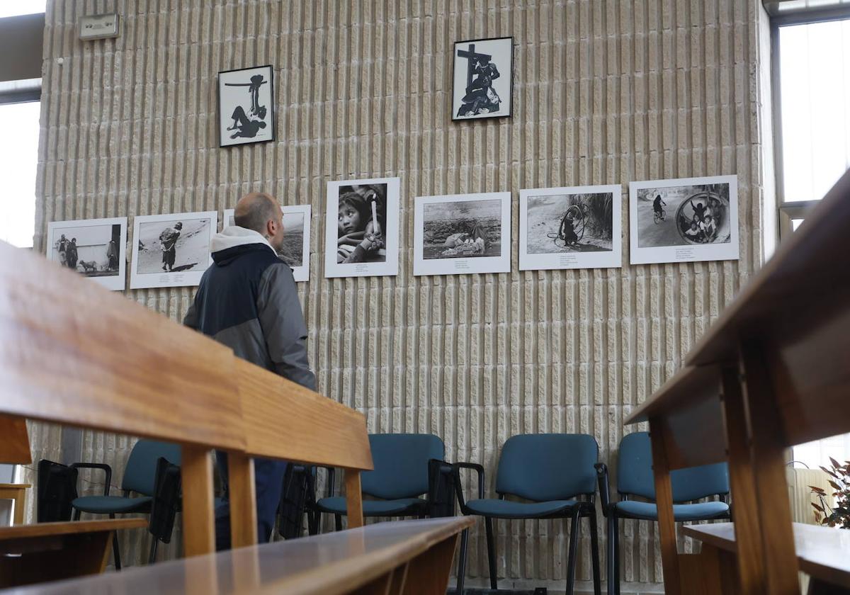 Una persona admira la exposición fotográfica.