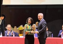 La psicóloga Myriam Carretero, reconocida ayer en los Premios Izcala del Centro Penitenciario de Topas, junto a Nicanor Sen.