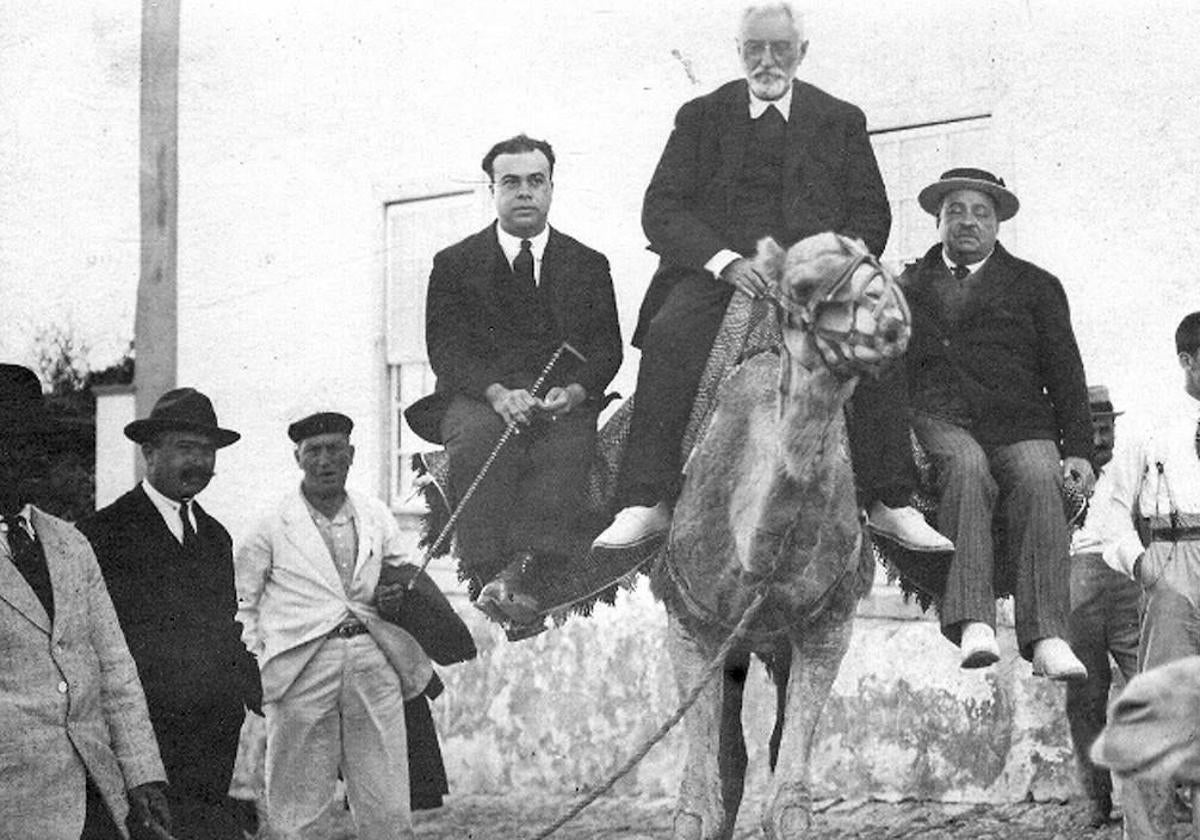 Miguel de Unamuno en camello en Fuerteventura en su destierro.