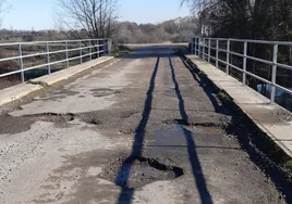 Los profundos baches que presenta la carretera de acceso a Santa Teresa