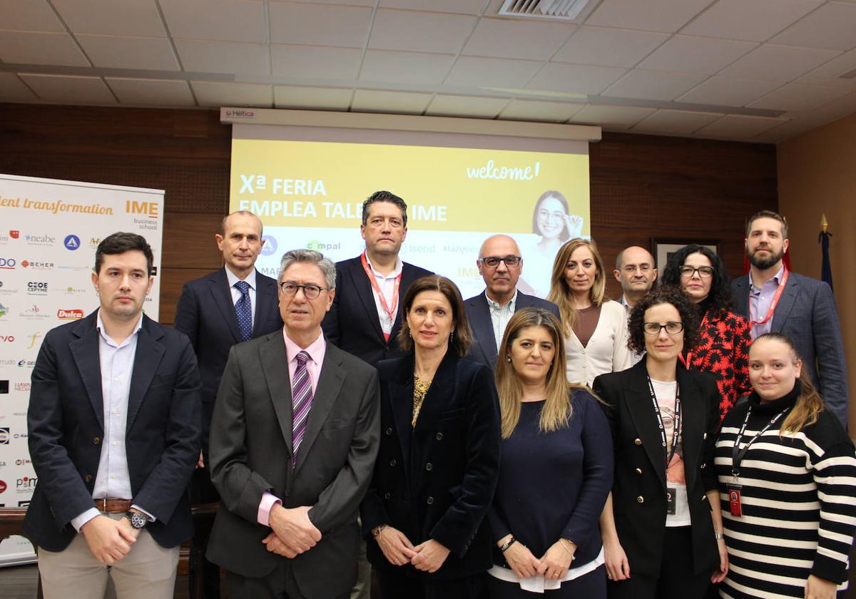 Julio Pindado junto a los representantes de las empresas que participaron en la Feria Emplea Talento IME.