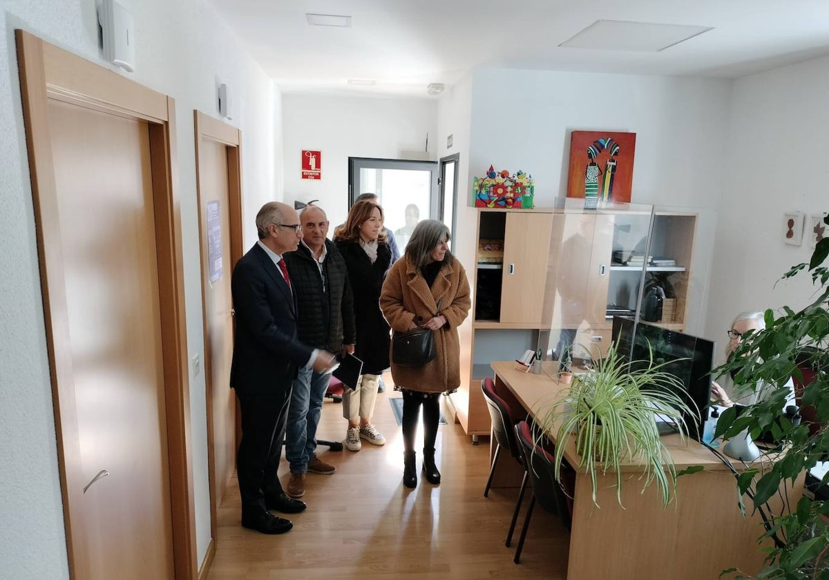 Momento de la visita a las instalaciones del CEAS de Linares.