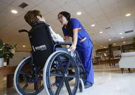 Olga García Santos, con una hombre que vive en la residencia Ballesol.