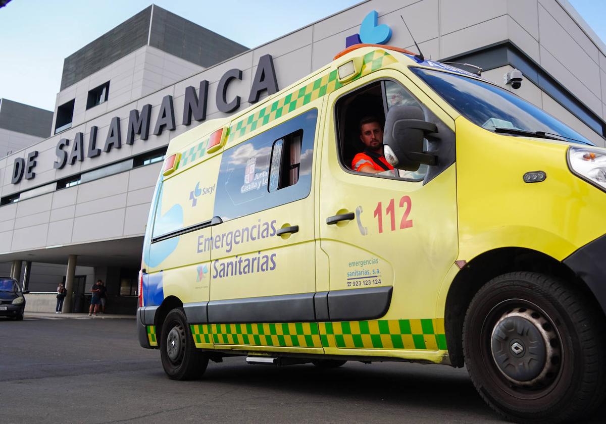 Una ambulancia saliendo del Hospital.