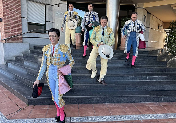 10:38 horas. Marco Pérez encabeza la expedición a la salida del hotel y camino ya de Olivenza, a 30 kilómetros de Badajoz. Ese día actúan a sus órdenes, Rafael González, Elías Martín y José Antonio Prestel. A caballo, Javier Román.