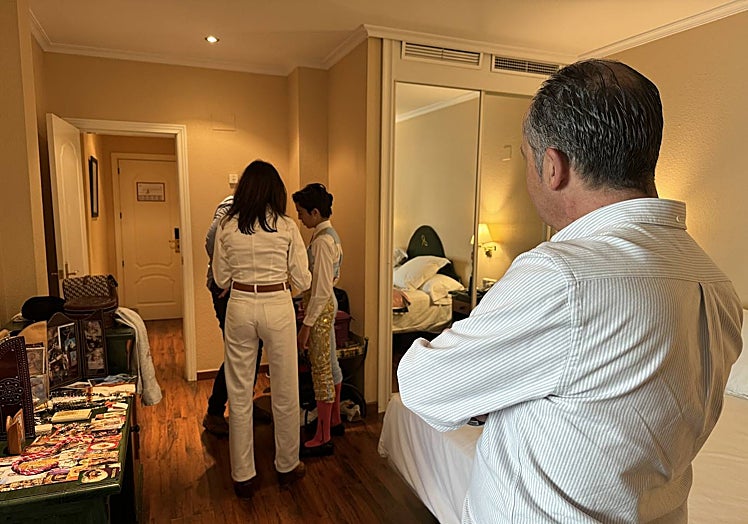 10:12 horas:El joven torero salmantino ya tiene puesta la taleguilla, mientras Joselito ajusta los detalles en presencia de los padres de Marco, Lourdes y Vicente, que le acompañan en la habitación a la hora de vestirse.