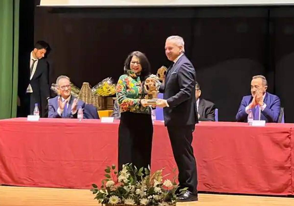 La psicóloga Myriam Carretero, reconocida ayer en los Premios Izcala del Centro Penitenciario de Topas, junto a Nicanor Sen.