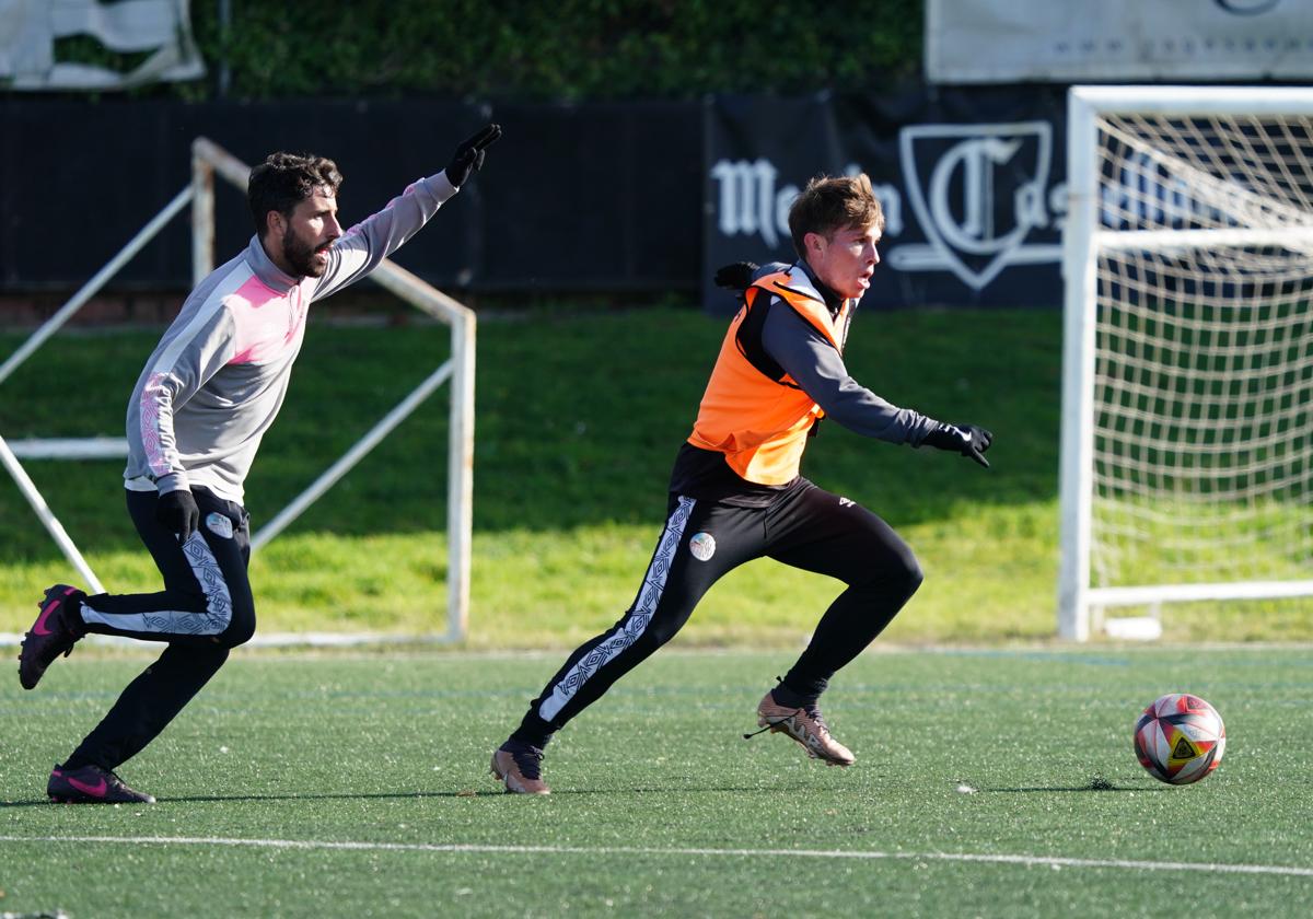 Diego Benito persigue a Carlos Cristeto durante una sesión de entrenamiento en el Tori.