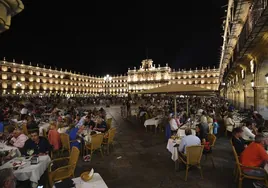 Las terrazas de la Plaza, repletas de turistas y salmantinos cenando una noche de verano.