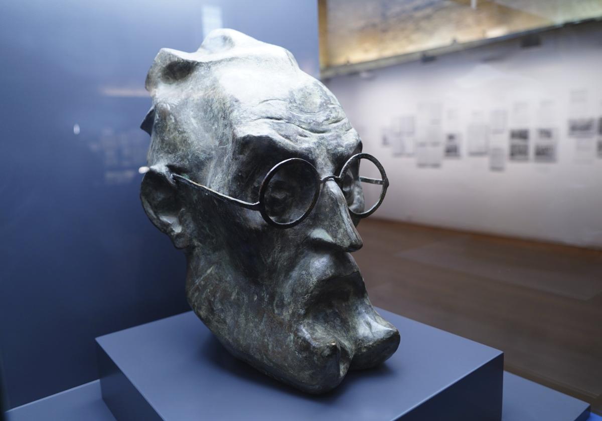 Busto de Miguel de Unamuno en la exposición del Patio de Escuelas.