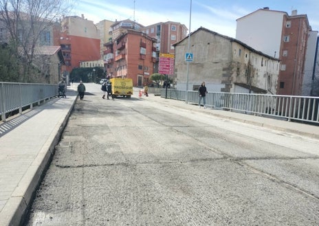 Imagen secundaria 1 - Imágenes de los trabajos iniciados en el entorno del puente viejo.