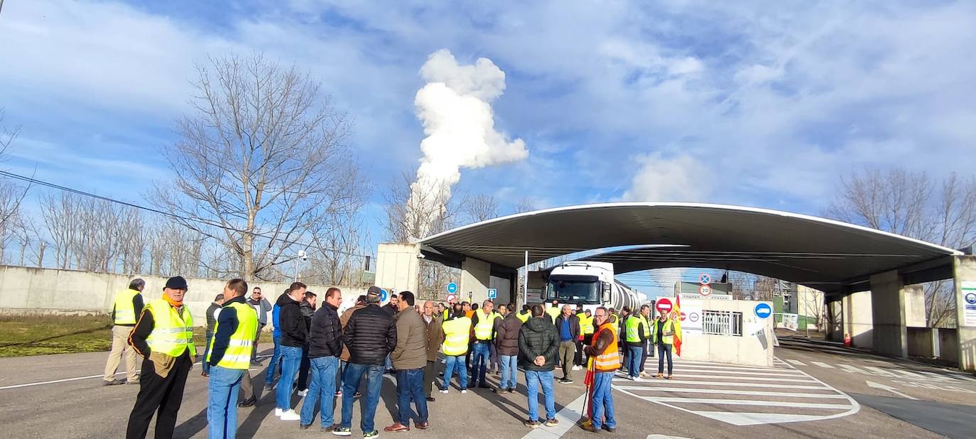 La protesta de los agricultores en Babilafuente, en imágenes