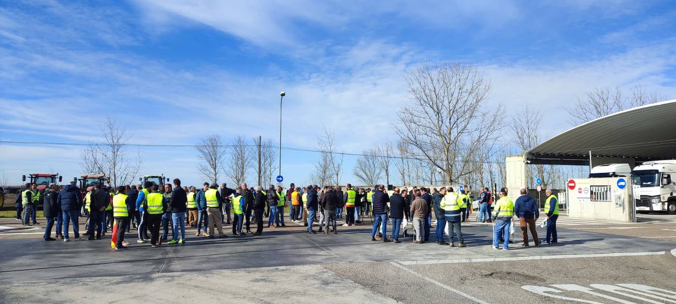 La protesta de los agricultores en Babilafuente, en imágenes