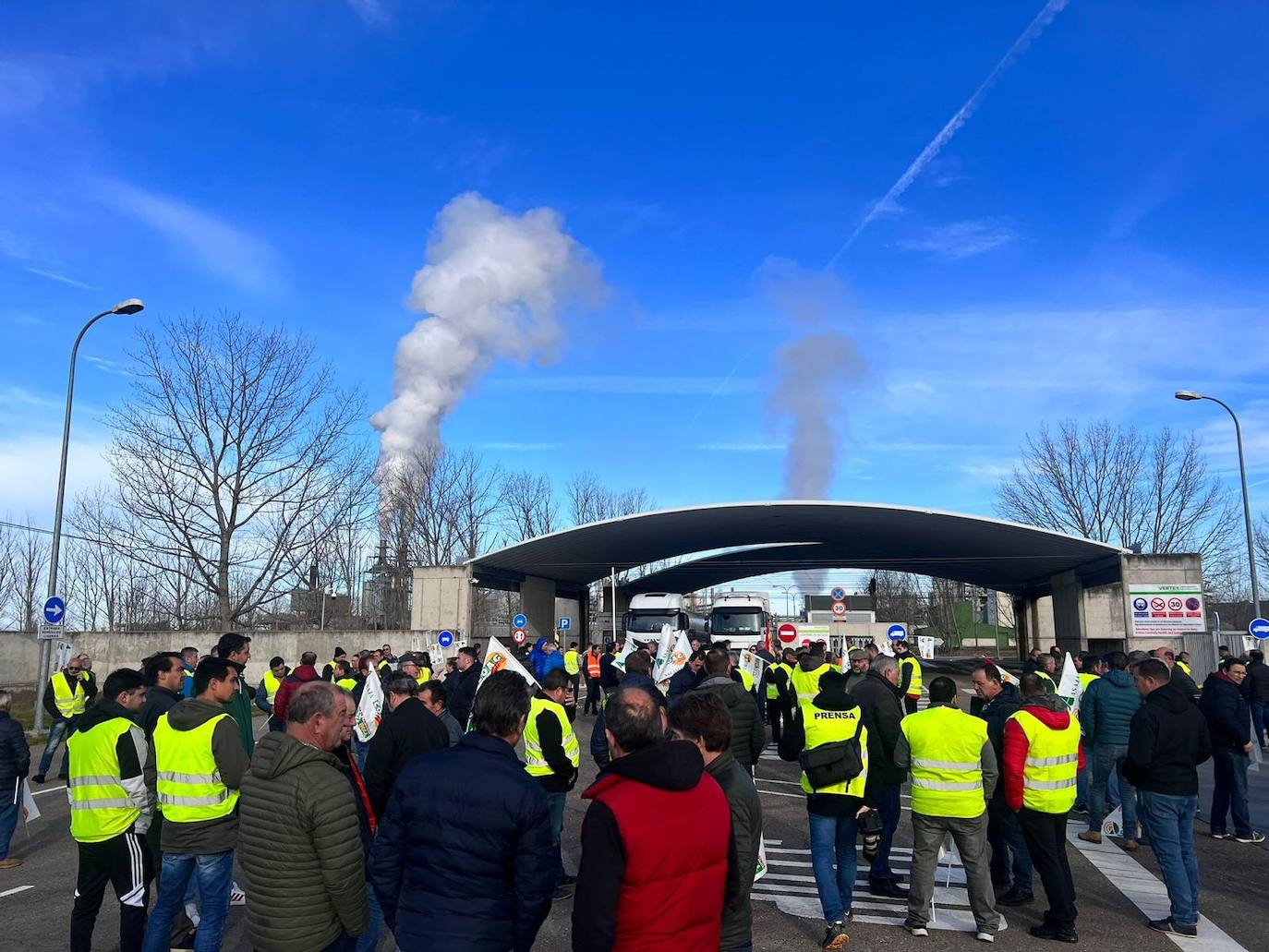 La protesta de los agricultores en Babilafuente, en imágenes