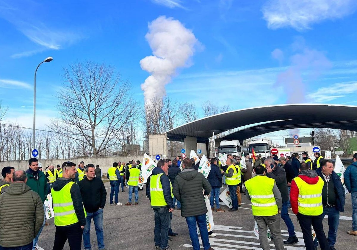 La protesta de los agricultores en Babilafuente, en imágenes