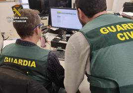 Agentes de la Guardia Civil investigando un delito por internet.