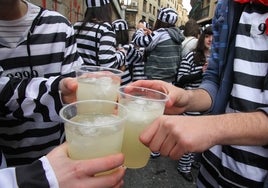 Un grupo de jóvenes consume alcohol durante una fiestas universitarias.