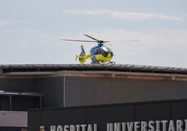 Un helicóptero llega al Hospital de Salamanca.