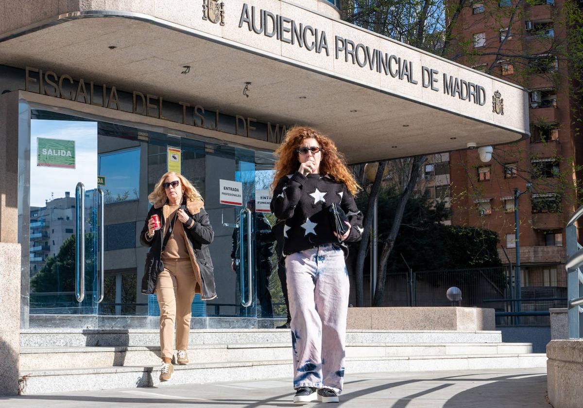 Bárbara Rey y su hija, saliendo de la Audiencia Provincial.