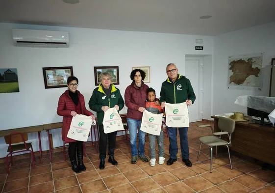 Alicia Pérez, alcaldesa de Villasdardo, la secretaria María Isabel Escalero, Fonsi Madrid y el presidente de CSIF, Federico Madrid.