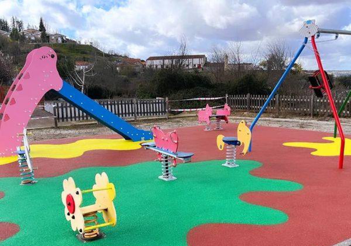 Así luce ahora el parque infantil de la calle Nueva, que estaba muy deteriorado.