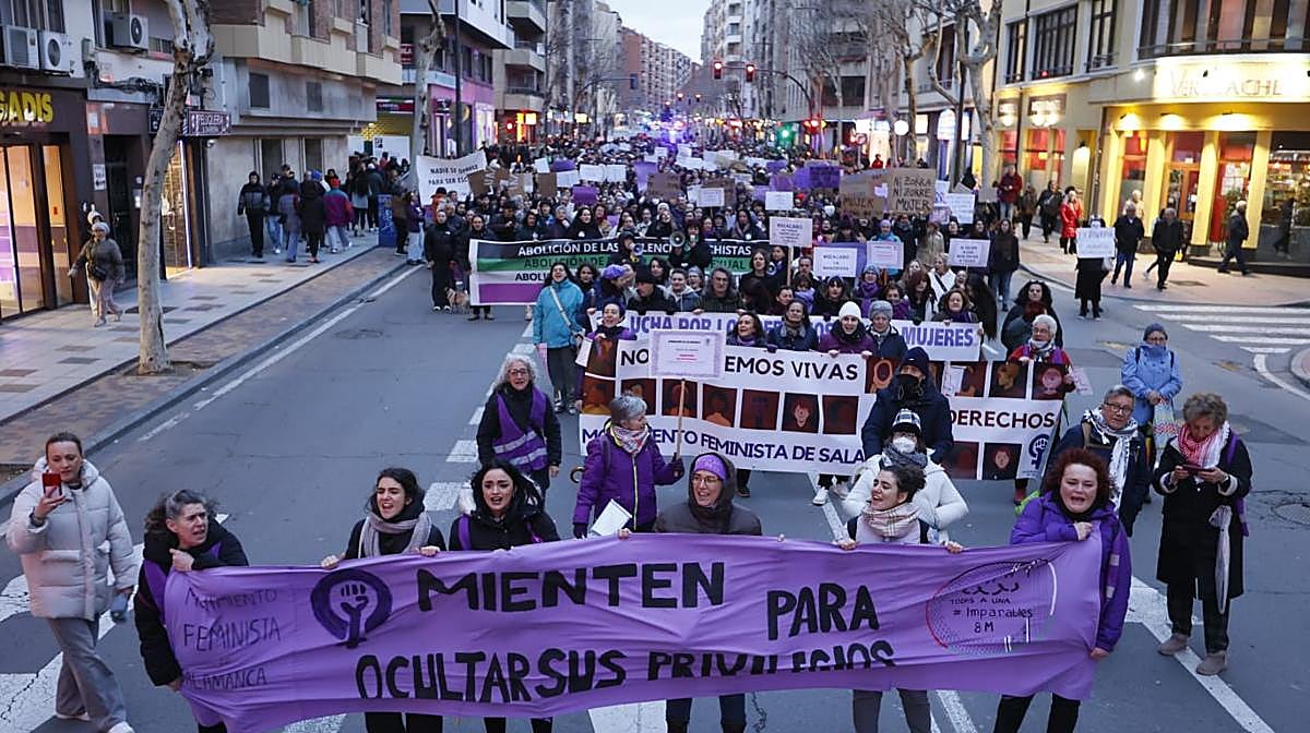 Los reivindicativos mensajes de la manifestación del 8M en Salamanca