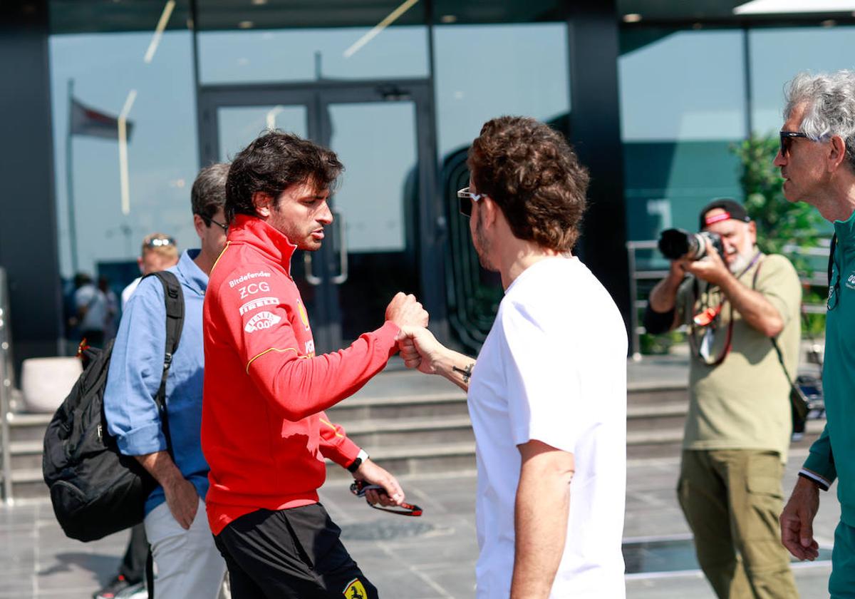 Carlos Sainz y Fernando Alonso se saludan en Arabia Saudi.