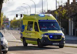 Una ambulancia por las calles de Salamanca.