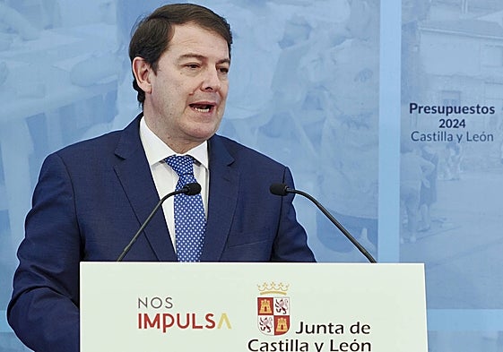 Mañueco se hace un selfi con las asistentes al acto del Día de la Mujer.