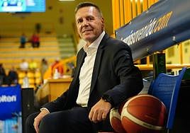 Nacho Martínez, sentado en el banquillo del pabellón de Würzburg minutos antes de comenzar un partido.