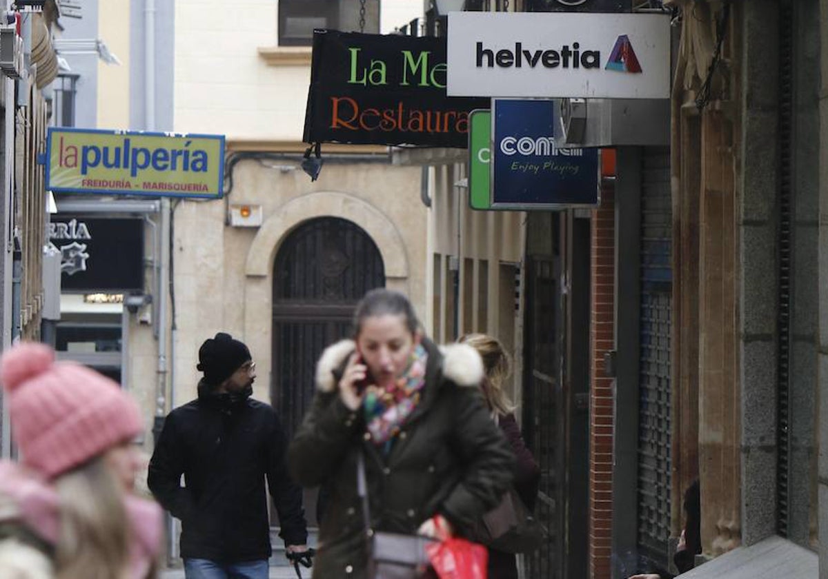 Carteles en una calle del centro de la ciudad.