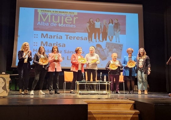 Las premiadas en el escenario del teatro de Alba de Tormes