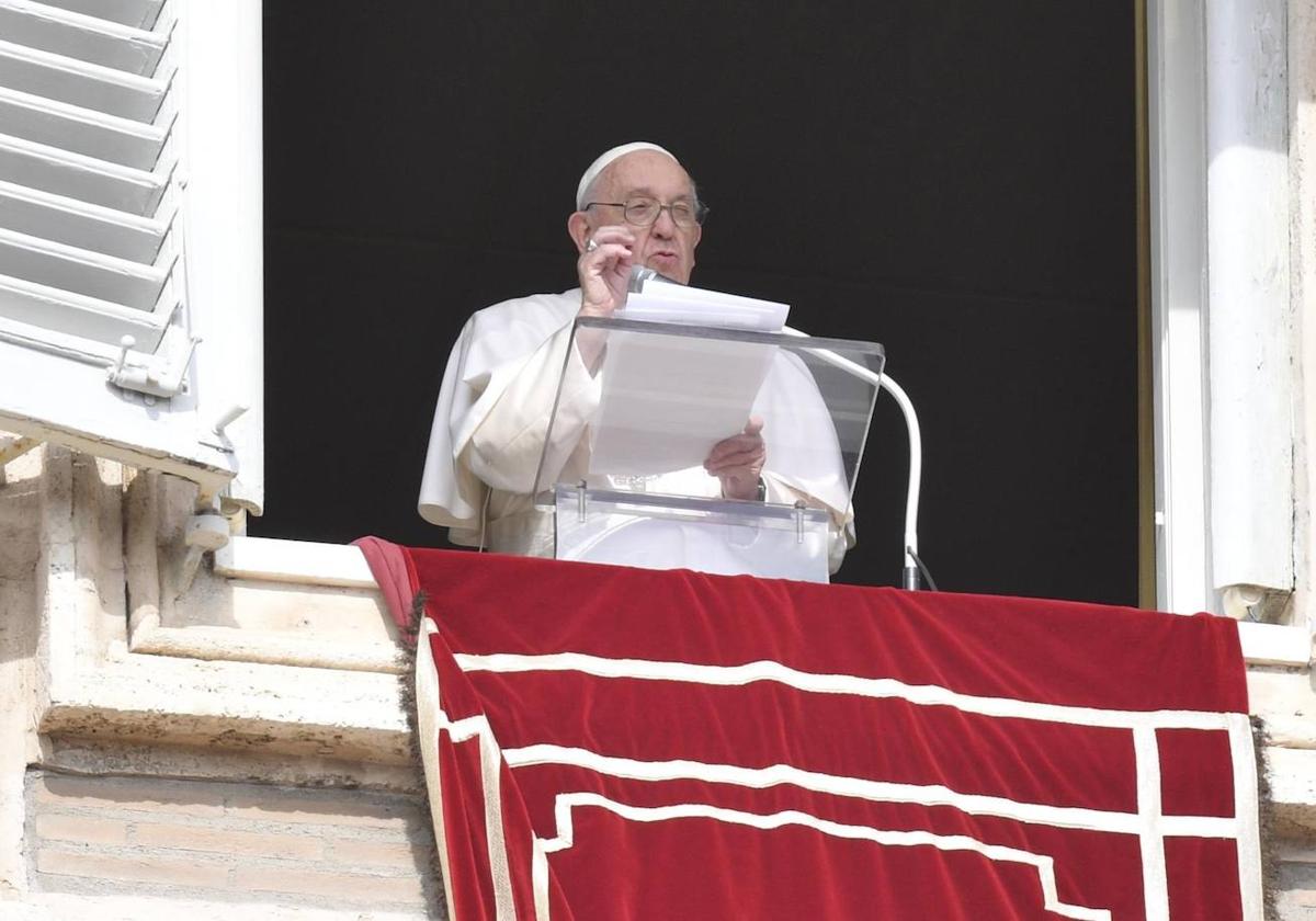 El Papa pide a Zelensky que tenga la «valentía» de «alzar la bandera blanca» y negociar con Rusia