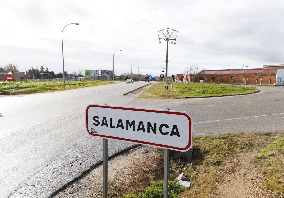 Glorieta partida que se reformará con las obras del acceso Norte.