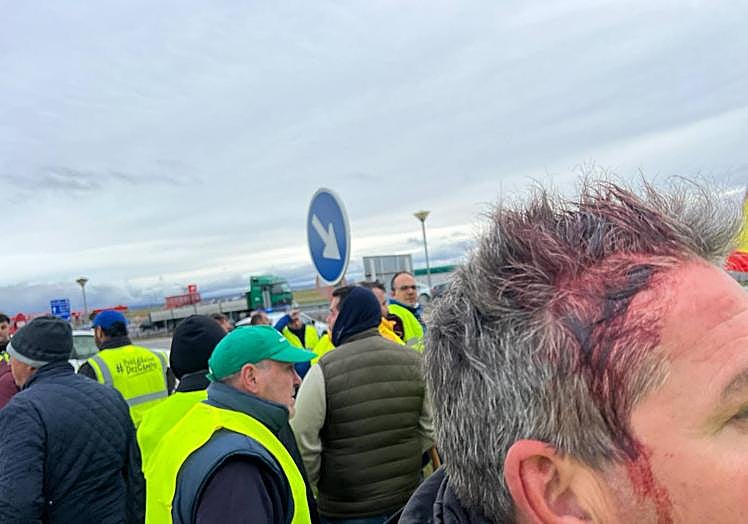 Imagen principal - Así disolvió la Guardia Civil la protesta en Adanero: pelotas de goma, gases lacrimógenos y mucha tensión