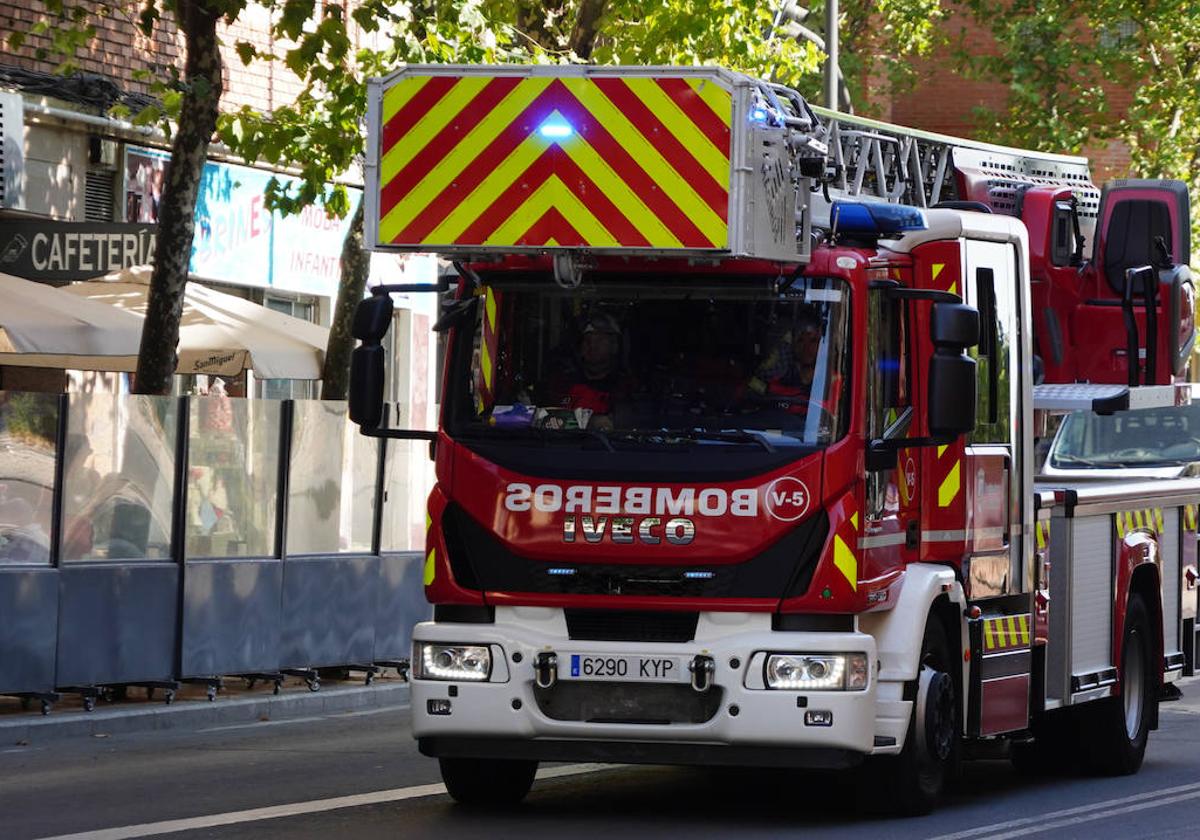 Trasladado al Hospital tras salirse de la vía y volcar una furgoneta en la calle Jesús Arambarri